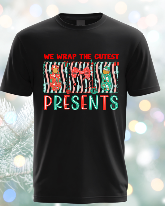 “We Wrap the Cutest Presents” Christmas Baby Swaddle Shirt – Cute L&D Nurse / Mom Holiday Tee